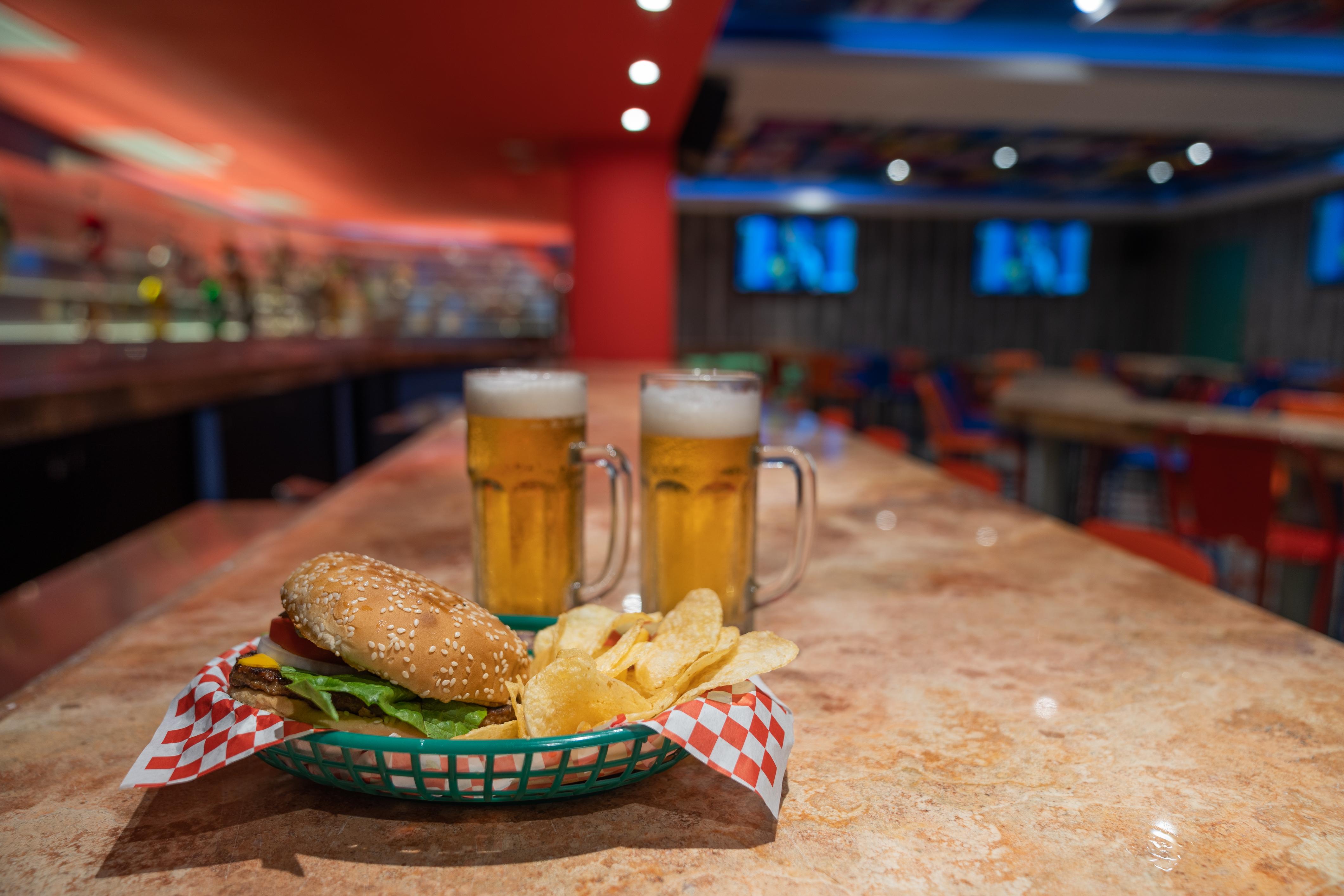 Grand Park Royal Πουέρτο Βαγιάρτα Εξωτερικό φωτογραφία A hamburger and chips with two beers