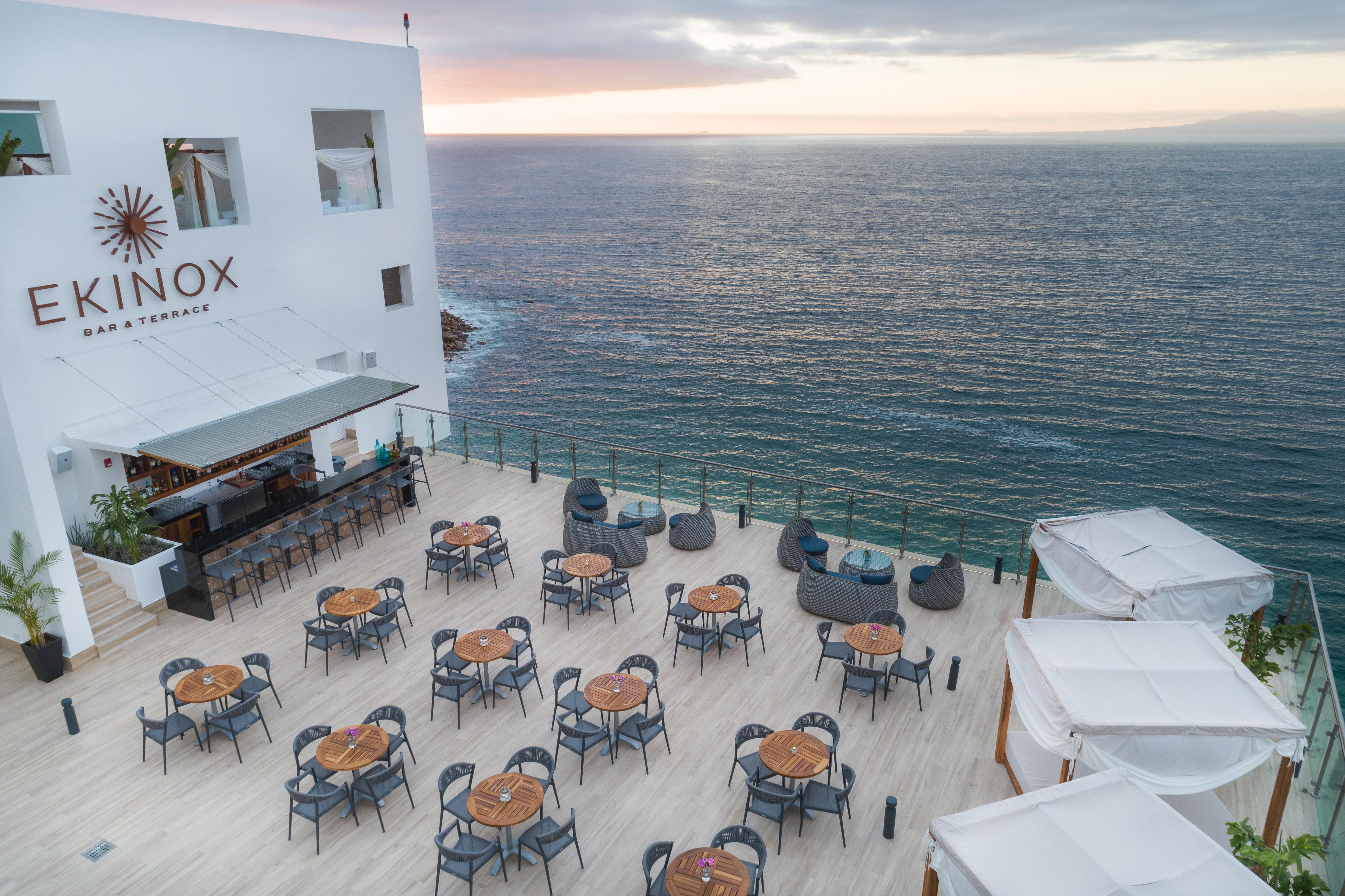 Grand Park Royal Πουέρτο Βαγιάρτα Εξωτερικό φωτογραφία The rooftop bar at Kinox